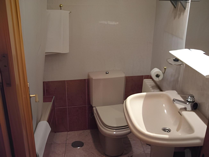 Bathroom, Hostal Don Juan I, Madrid