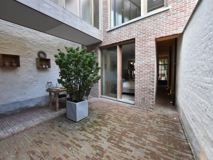 Others 5, Apartment in Ieper with terrace, West-Vlaanderen