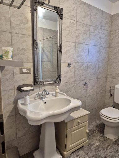 Others 5, K-Rooms, Sali