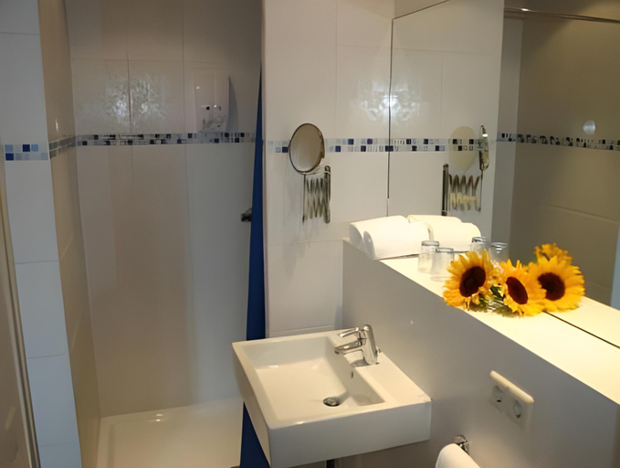 Bathroom 4, Hotel Restaurant Goerres, Boarnsterhim