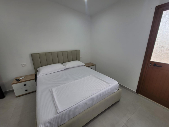 2, CACA Hotel, Tiranës