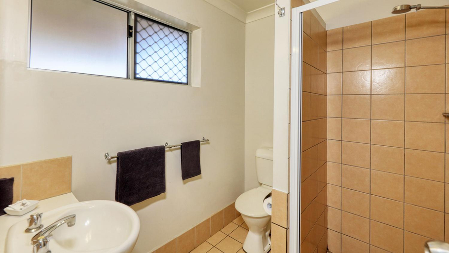 Bathroom 3, Tweed River Motel, Tweed - Pt B