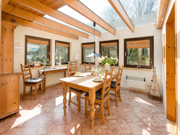 Food & Drinks 4, Holiday Home in Eichenborn with Garden, Hameln-Pyrmont