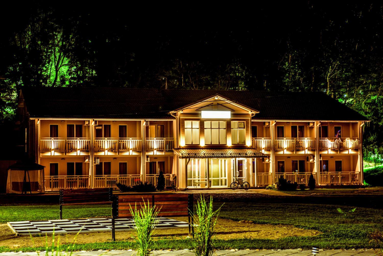 Exterior & Views