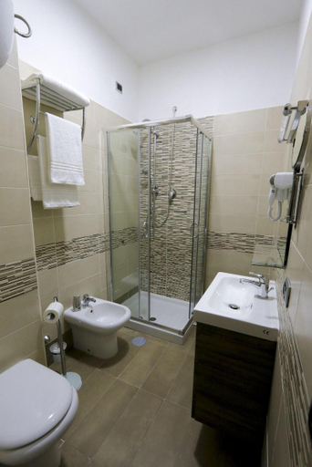 Bathroom 5, Donn'Anna Suite, Napoli