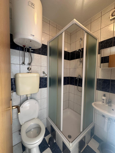 Bathroom 3, Sara Apartments, Makarska