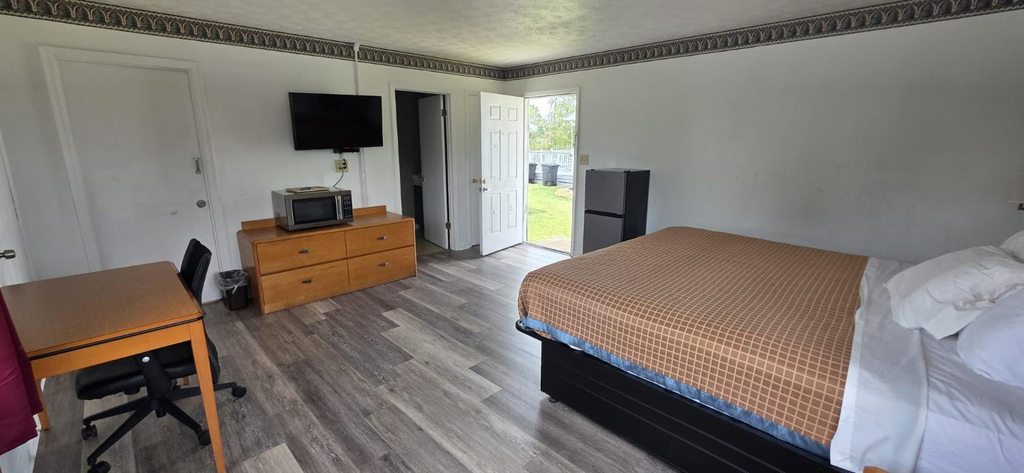 3, white columns motel, Harris