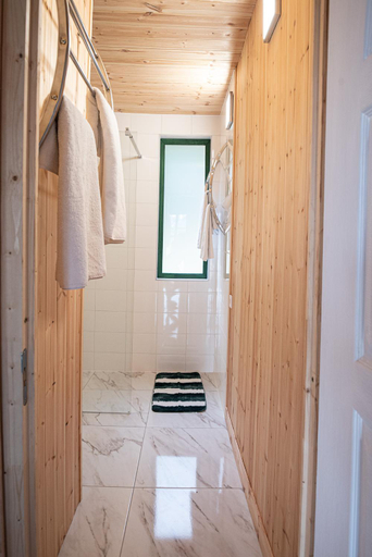 Bathroom 3, Volcz Csaladi Birtok, Ajka