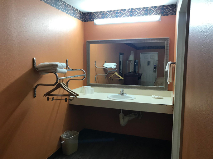 Bathroom 3, Motel 6 Ozark, AR, Franklin