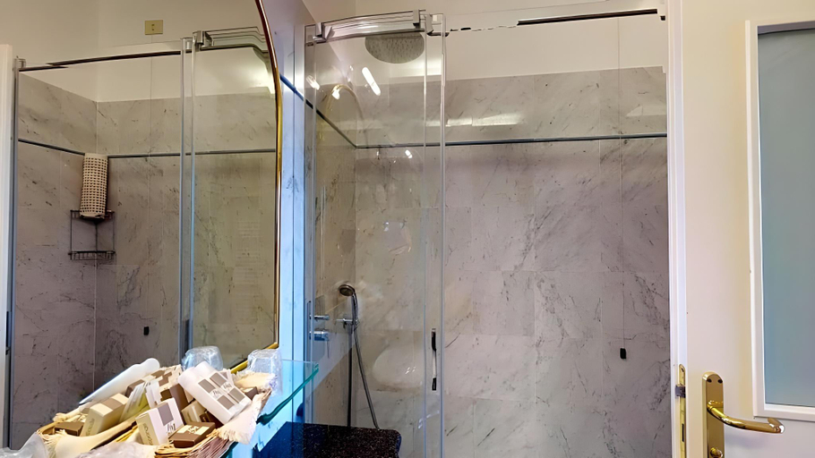 Bathroom 4, Hotel Metropole, Lisbon
