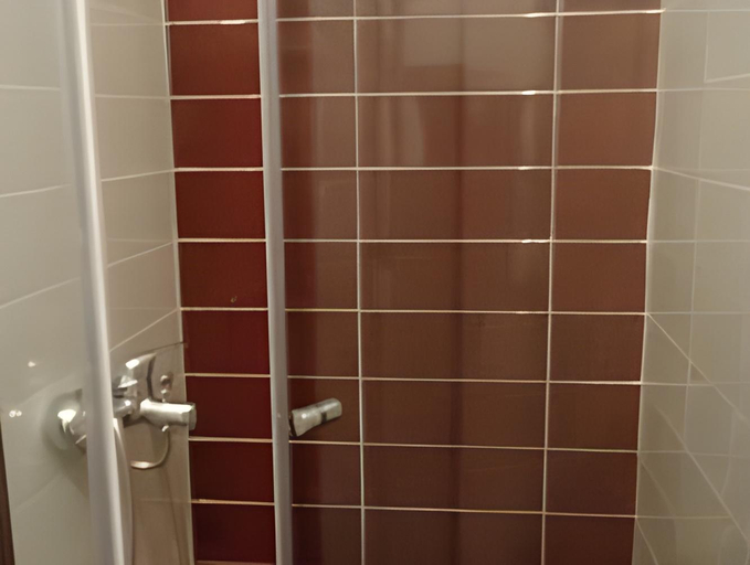 Bathroom 5, Bougainville Bay Apartments, Sarandës