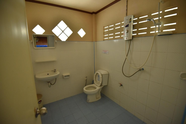 Bathroom, Namtok Bungalows, Ko Yao District