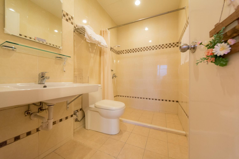 Bathroom 3, Papa and Mama B&B, Yilan