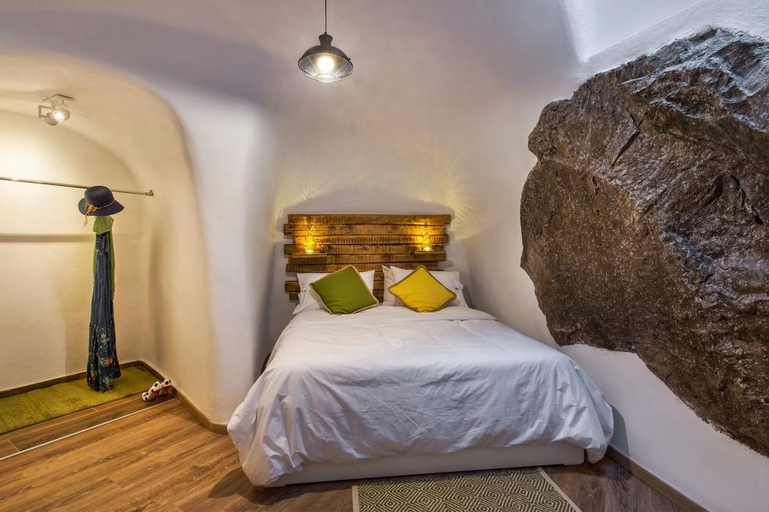 Bedroom 2, Old Vourvoulos Houses, South Aegean