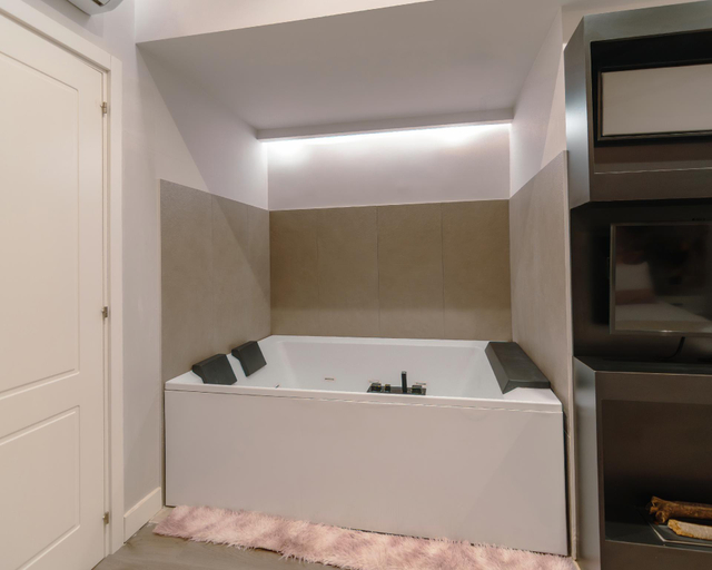 Bathroom 3, Vesuvianus, Napoli