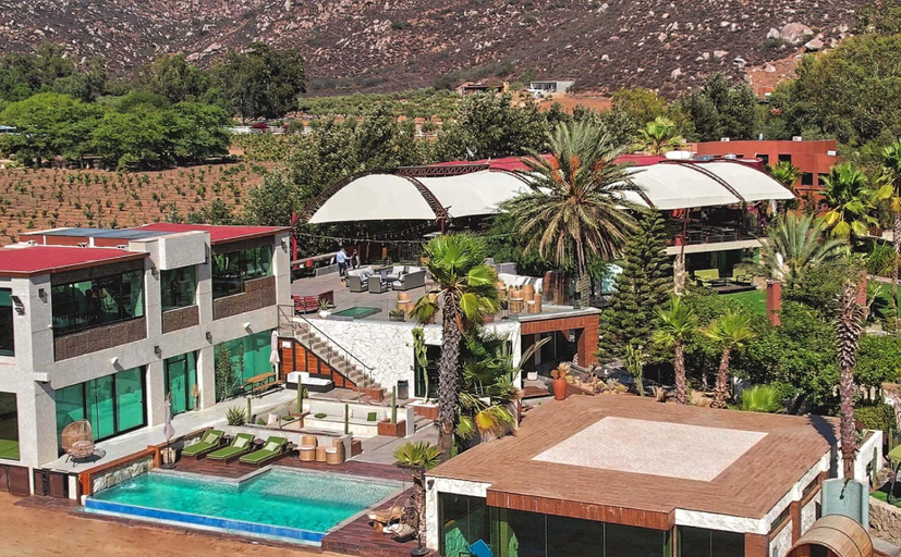 Exterior & Views