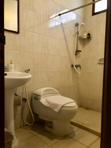Bathroom 3, Disthi Pearl Guesthouse, Buleleng