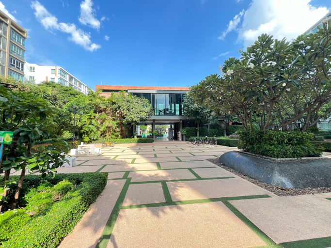 Exterior & Views