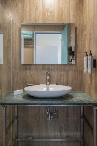 Bathroom 2, La Luna, Thessaly