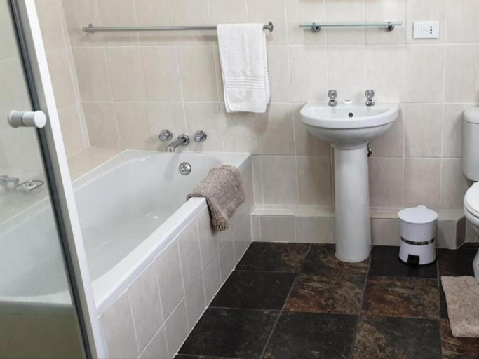 Bathroom 3, Lake Naverone Holiday Cottages, Sisonke
