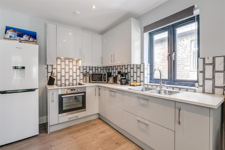 Others 3, Spacious & Bright 2 Bed 2 Bath, London