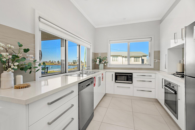 Others 1, Seabreeze on the Beach, Shellharbour