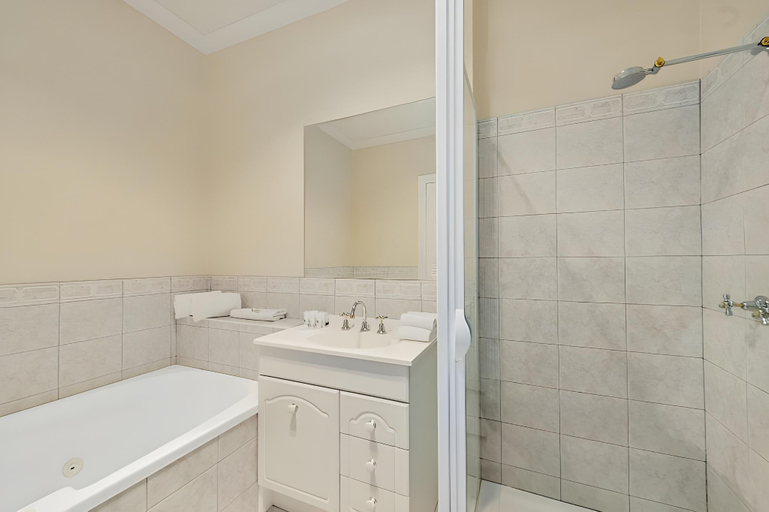 Bathroom 3, Waratah on York, Launceston - Pt B