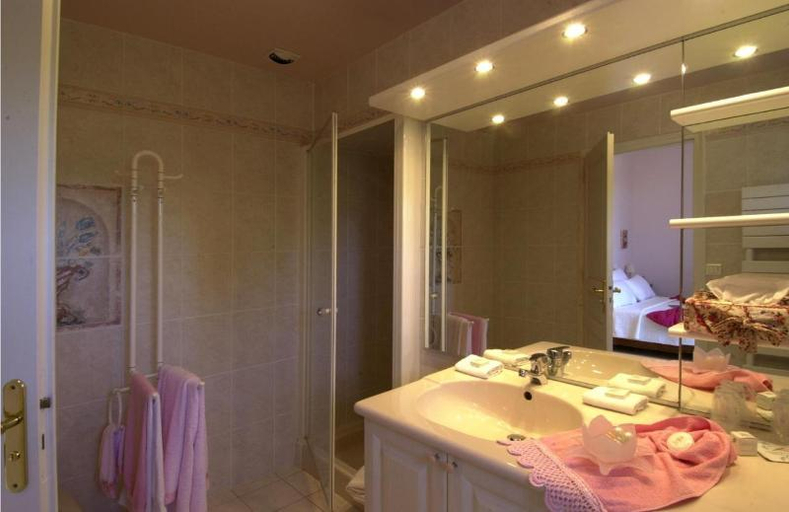 Bathroom 3, Logis Hostellerie Clau Del Loup, Lot