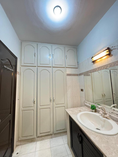 Bathroom 3, The King Palace, Karachi