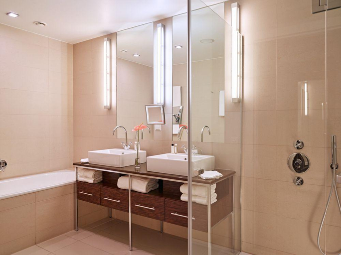 Bathroom 4, Athena Motel Apartments, Toowoomba - Central