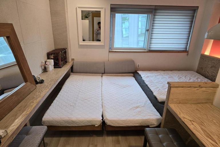 Bedroom 2, Namsan Story Nine, Jung