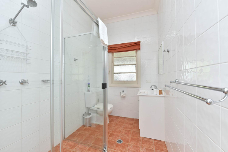 Bathroom, Brokenback Vineyard Cottage, Cessnock