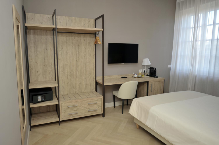 Bedroom 5, Bergamo Inn 43, Bergamo
