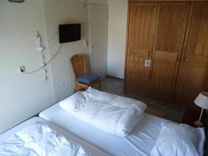 Bedroom 2, Sunlit Holiday Home by the Sea, Sluis