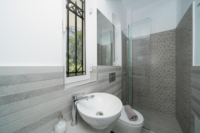 Shower 4, Bed & Flight, Attica