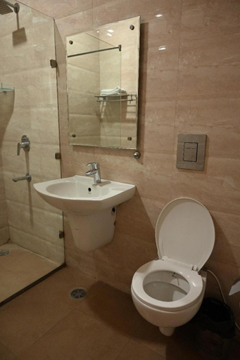 Bathroom 2, Hotel Golden Fern, Patiala
