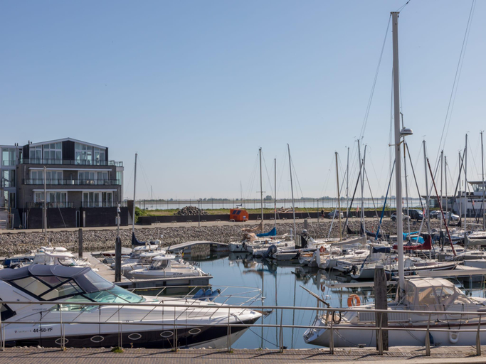 Others 4, Apartment in Sint-Annaland with Water Views, Tholen