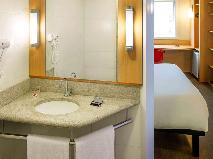 Bathroom 3, Ibis Imperatriz, Imperatriz