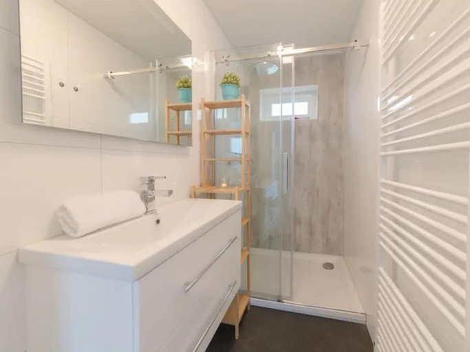 Bathroom, House in Zeeland by the Lake, Kapelle