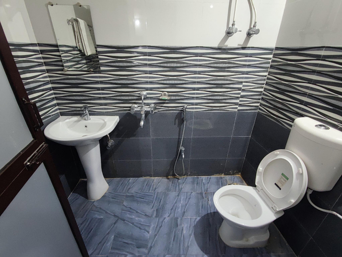 Bathroom 3, Hotel Kanha Shyam, Madhubani
