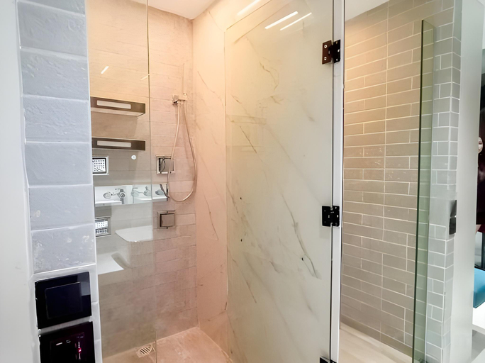 Bathroom 5, Harbour Hella Inn, Hong Kong Island