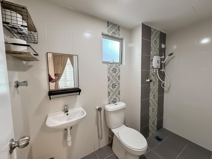 Bathroom 3, ANDERSON 2 Room Suite for 6-7 pax, Kinta