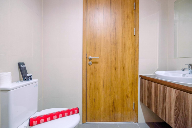 Bathroom 2, Comfortable Studio LRT City Jatibening By Travelio, Bekasi