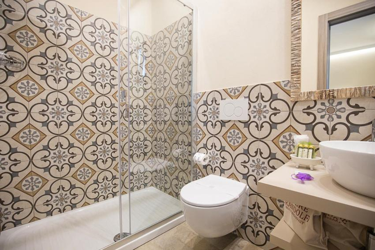 Bathroom 3, Podere Grandolfi B&B, Livorno