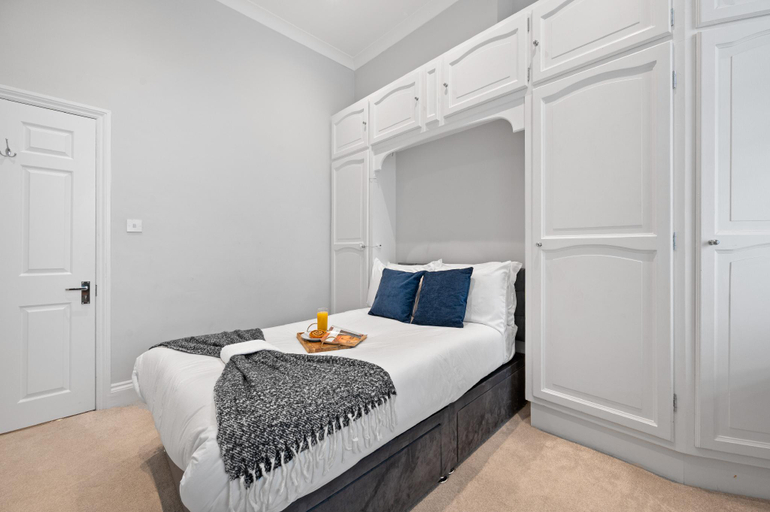 Bedroom 2, Stylish Apartment in Kensington Prime Location, London