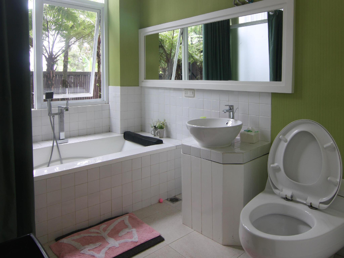 Bathroom 2, The Peak Home, Bandung