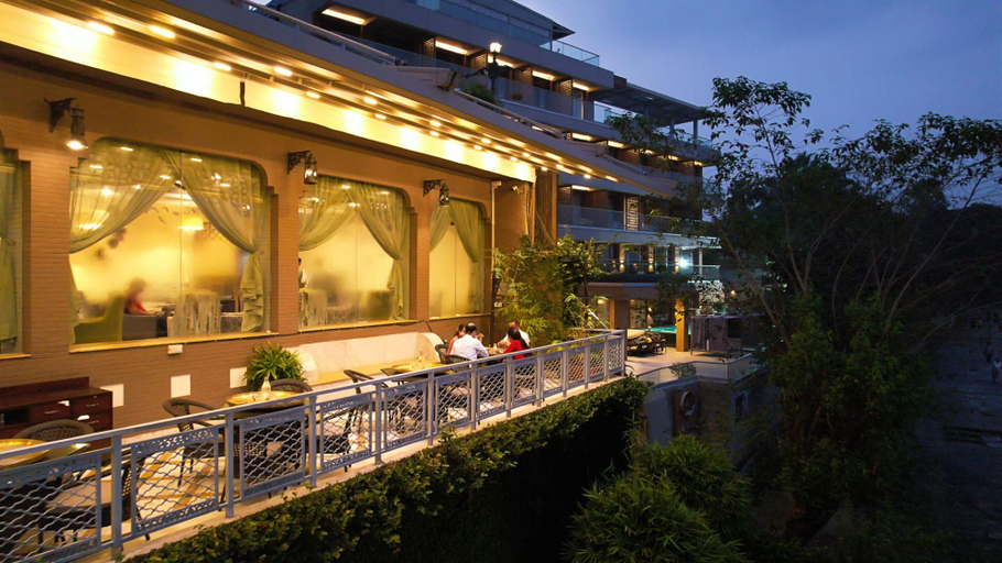 Exterior & Views