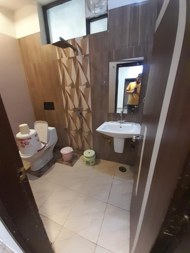 Bathroom, Bhavya Guest House, Solan