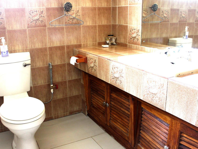 Bathroom 4, SFT Sefatsa guesthouse, Fezile Dabi