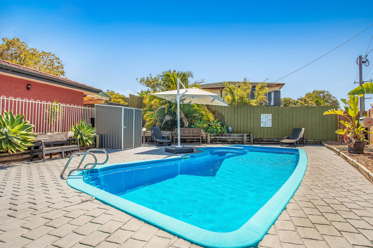Sport & Beauty 2, Lake Macquarie Motor Inn, Lake Macquarie - East